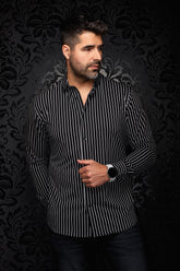 Chemise noire à fines rayures blanches, vue de face sur mannequin avec col ouvert et boutons pour homme par Au Noir