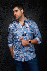 Vue avant sur mannequin d’une chemise bleue pâle fleurie à poignets contrastants roulés pour homme par Au Noir