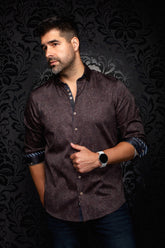 Chemise brune à motif floral sur mannequin, avec patte foncée et manches roulées, vue de face pour homme par Au Noir