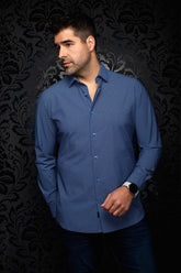 Chemise performance bleue à micro motif, manches longues et boutons, vue de face légèrement de côté pour homme par Au Noir