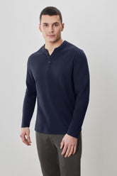 T-Shirt M.L. henley pour homme par Robert Barakett | RB52157 Alec Marine | Machemise.ca, vêtements mode pour hommes