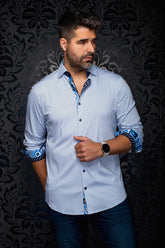 Chemise blanche à motif avec poignets roulés contrastants à motif paisley pour homme par Au Noir, vue de face