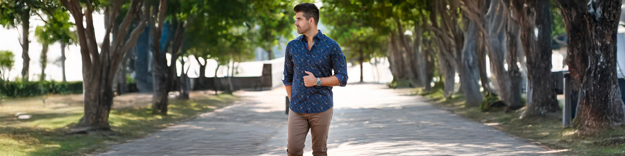 Chemise homme imprimée tendance, look élégant en extérieur.