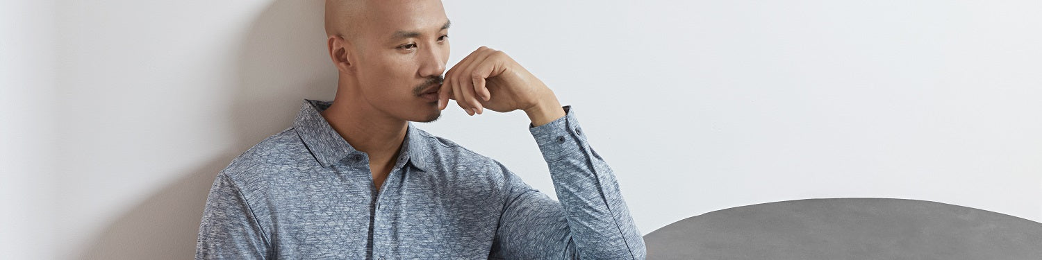 3 hommes portant des t-shirts de la collection Essentials de Robert Barakett