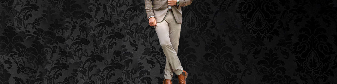 Homme portant pantalon blanc élégant avec polo dans un environnement extérieur. Pantalons Au Noir conçus pour un look chic et confortable.