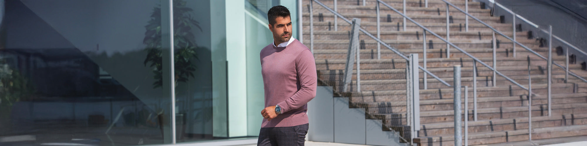 Pull mérinos homme rose, mode chic et confortable.