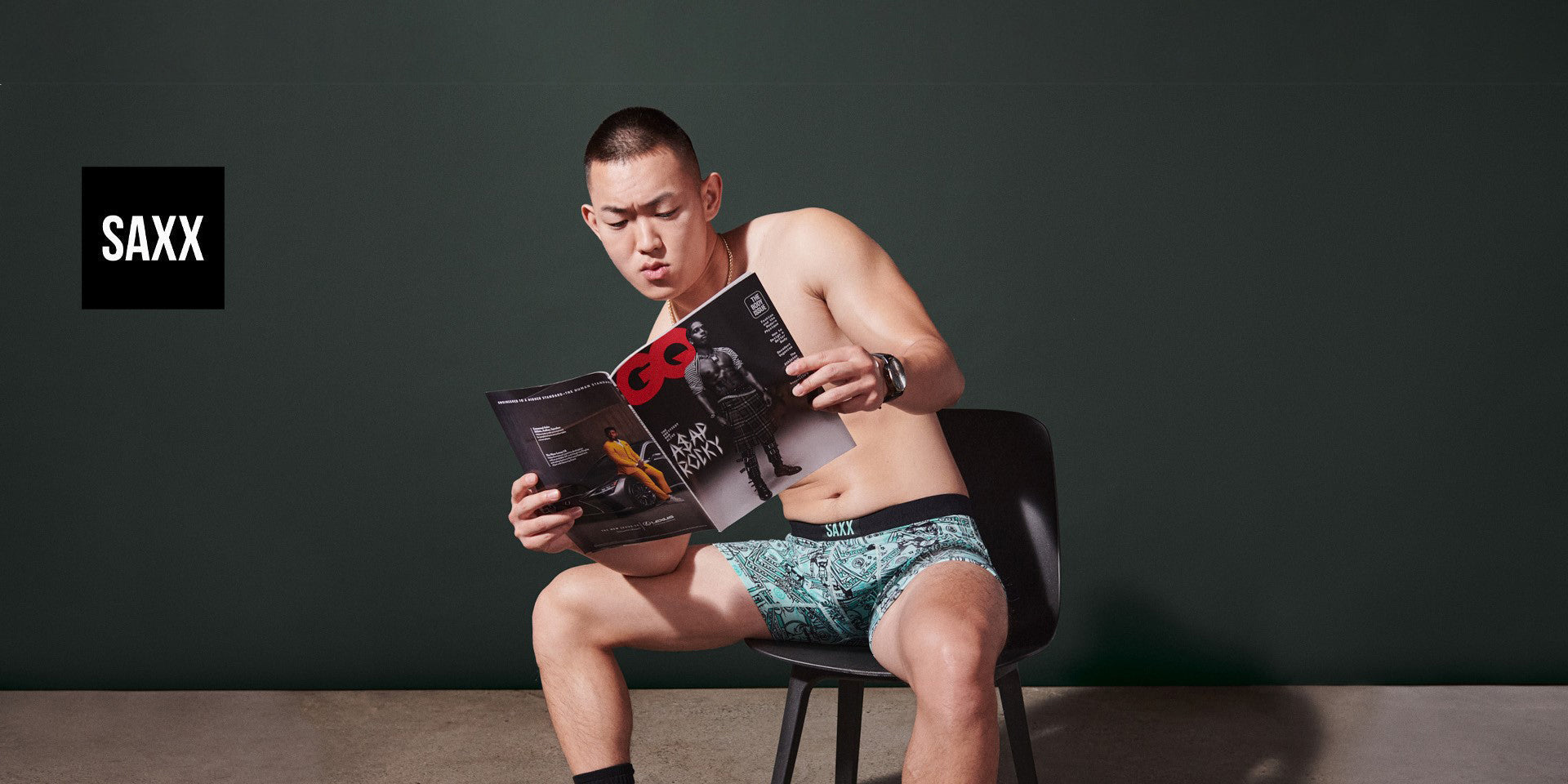 Un homme en train de lire un magazine, habillé d'un caleçon confort et design SAXX