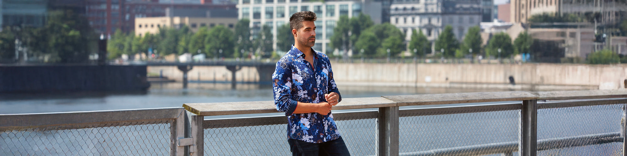 Chemise manches longues imprimée homme, look urbain raffiné.