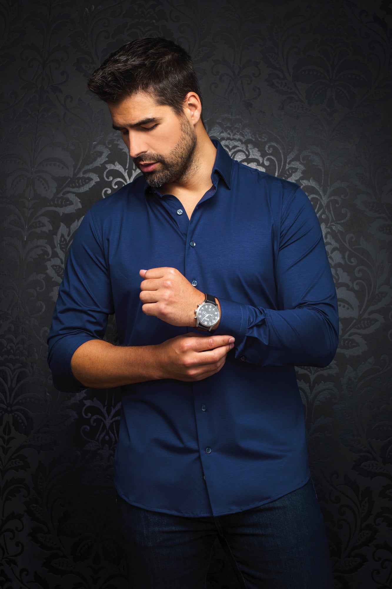 Chemise boutonnée bleu marine à manches longues, vue de face avec col classique pour homme par Au Noir