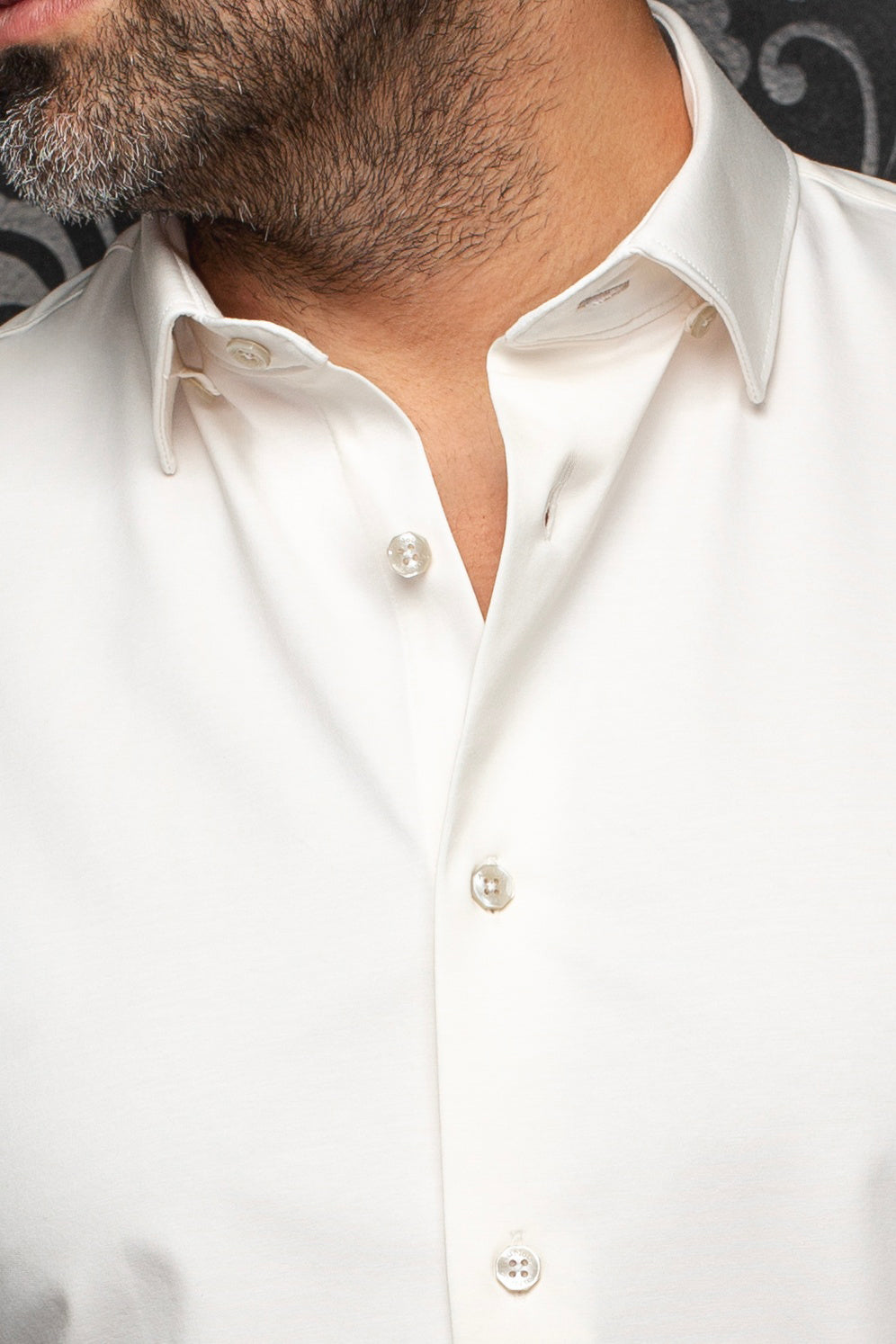 Au Noir men's white button-up shirt collar with pearl-like buttons and smooth fabric, close-up
