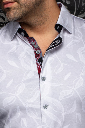 Col de chemise blanche à feuilles, boutons gris et patte intérieure rouge et noire pour homme par Au Noir, en gros plan