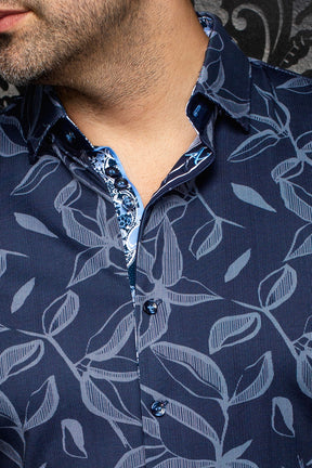 Col, des boutons et patte paisley bleu pâle d’une chemise marine pour homme par Au Noir, en gros plan