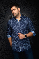 Vue de face d’une chemise bleu marine à feuilles bleu pâle avec poignets contrastants roulés pour homme par Au Noir