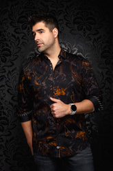 Vue de face sur mannequin d'une chemise noire à motif floral abstrait rouille, poignets roulés pour homme par Au Noir