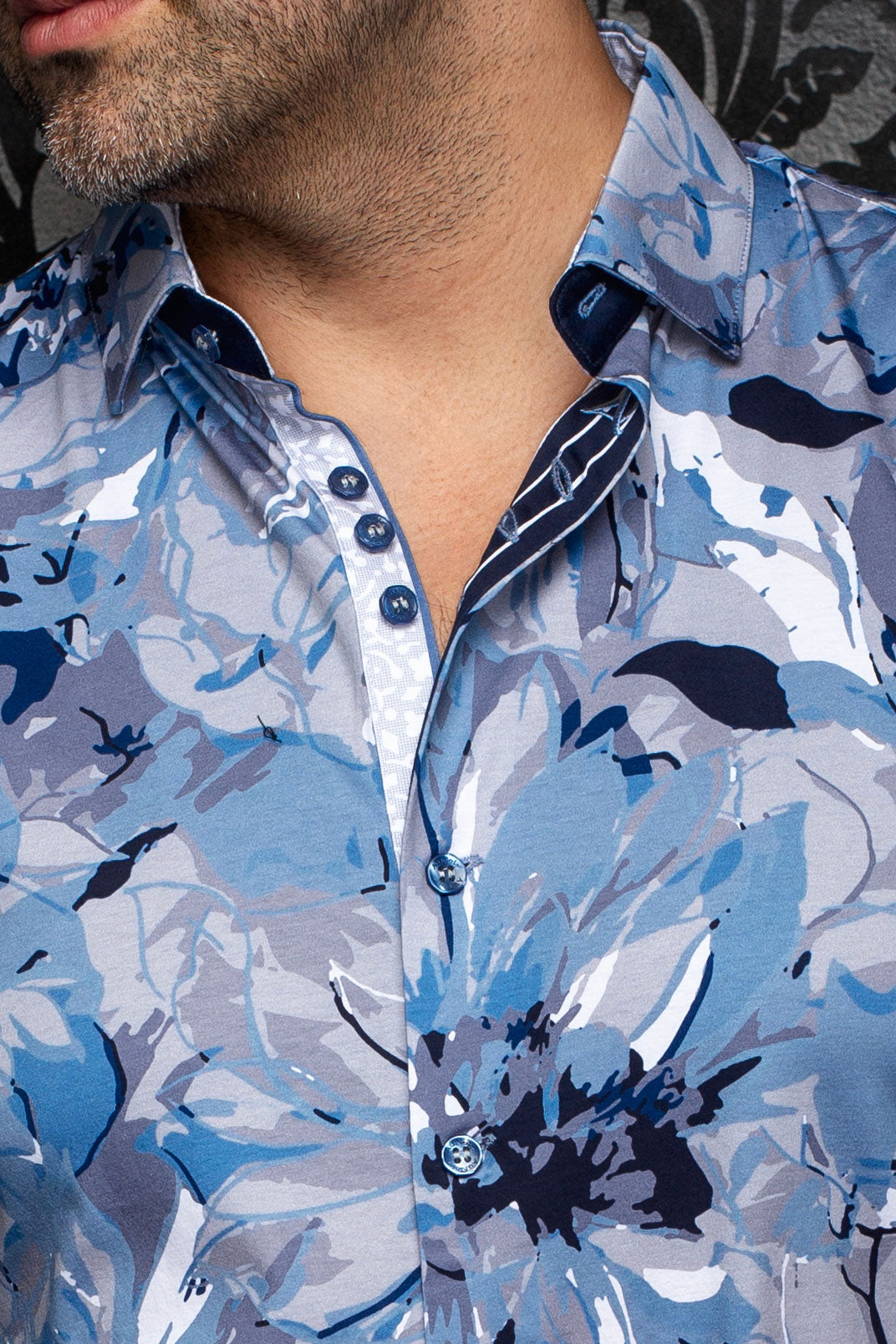 Col de chemise bleue pâle fleurie, boutons bleus et patte contrastante pour homme par Au Noir, en gros plan