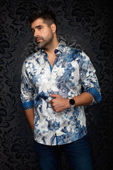 Chemise boutonnée blanche et bleue à fleurs avec poignets contrastants pour homme par Au Noir, vue de face sur modèle