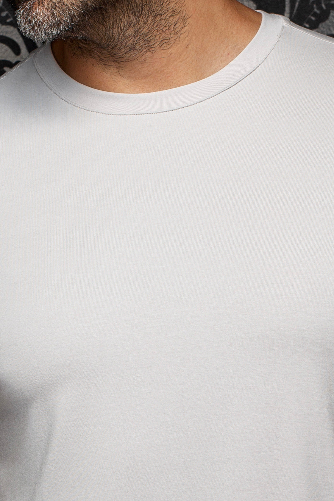 Au Noir men's light gray crewneck Short-sleeve T-Shirt showing the ribbed collar and smooth jersey texture, close-up