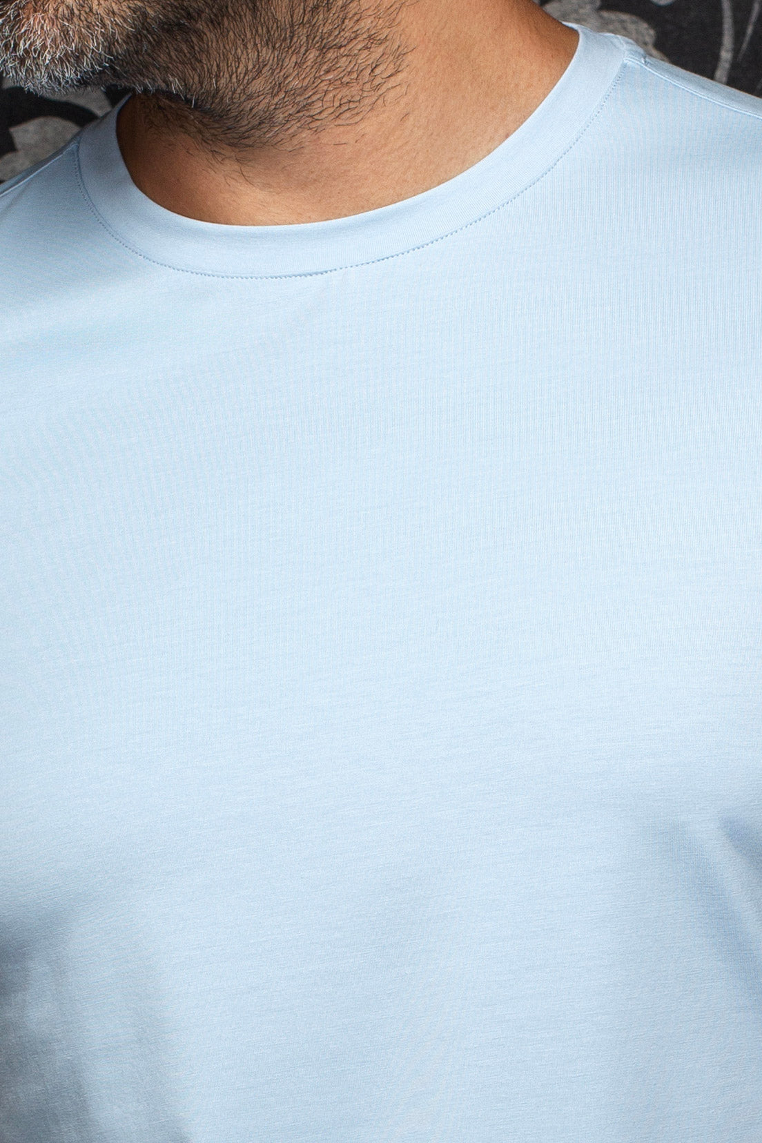 Au Noir men's light blue Short-sleeve T-Shirt crewneck collar and smooth knit fabric, close-up