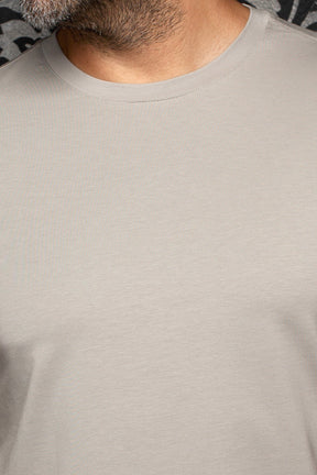 Au Noir men's light gray crewneck Short-sleeve T-Shirt showing ribbed collar stitching and smooth knit, close-up