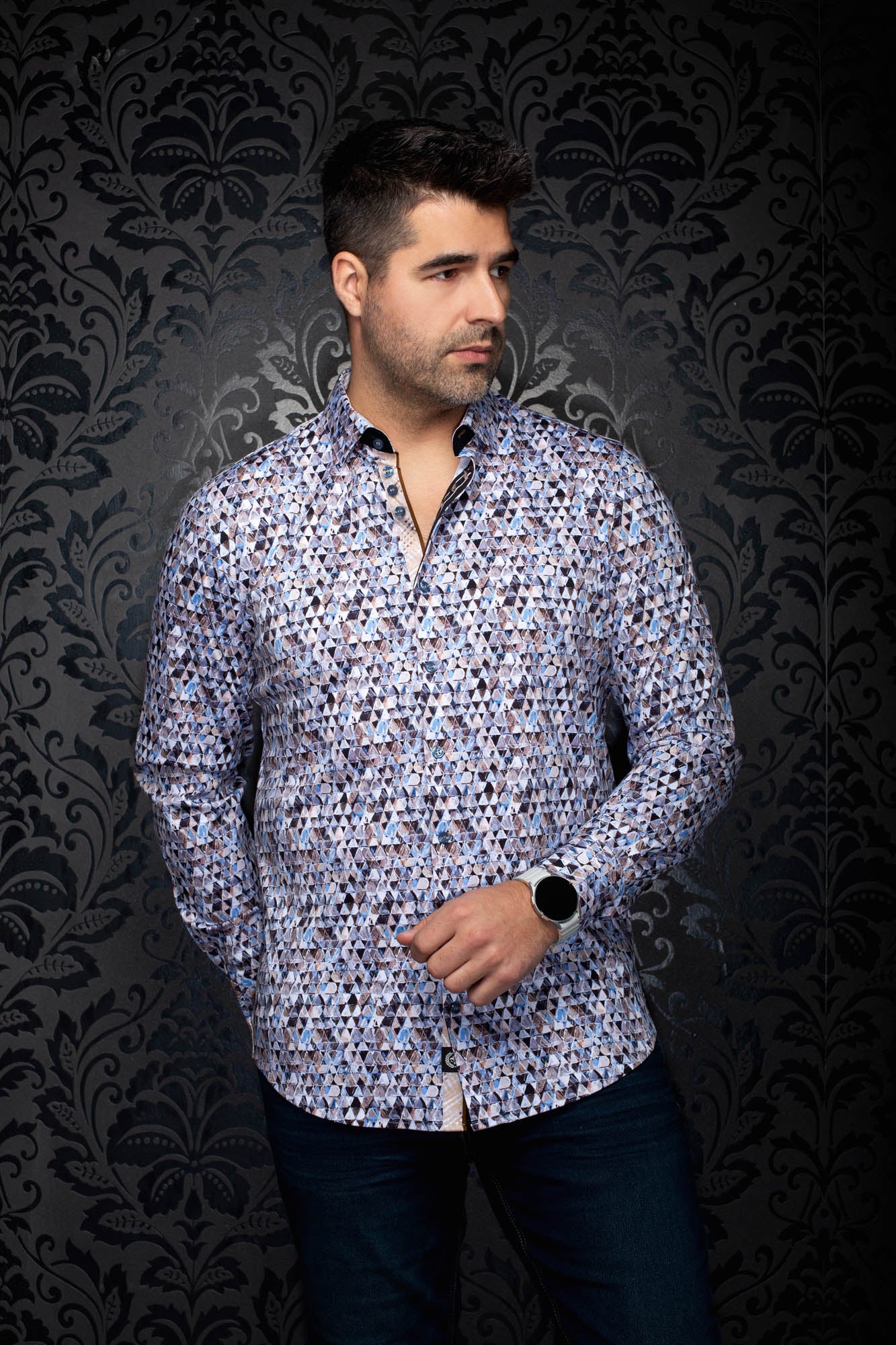 Chemise boutonnée à motif géométrique bleu pâle et blanc, patte contrastante pour homme par Au Noir, vue de face