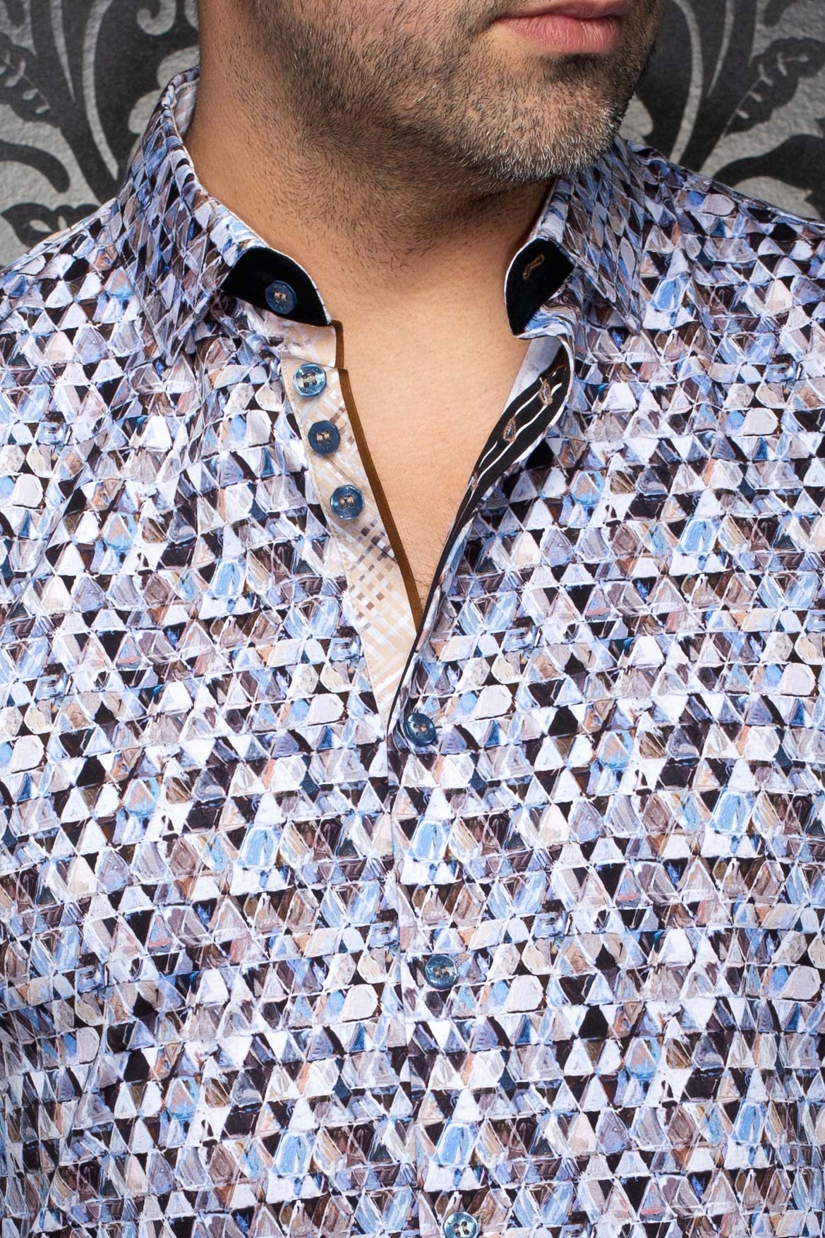 Chemise à motif géométrique bleu pâle et blanc, col contrastant et boutons bleus pour homme par Au Noir, en gros plan