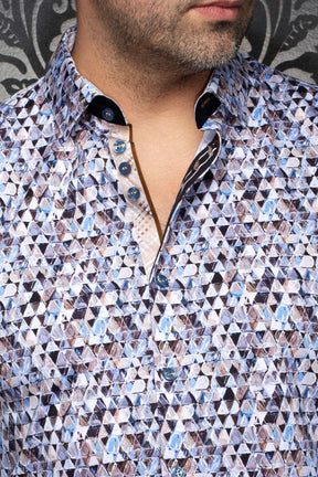 Chemise à motif géométrique bleu pâle et blanc, col contrastant et boutons bleus pour homme par Au Noir, en gros plan