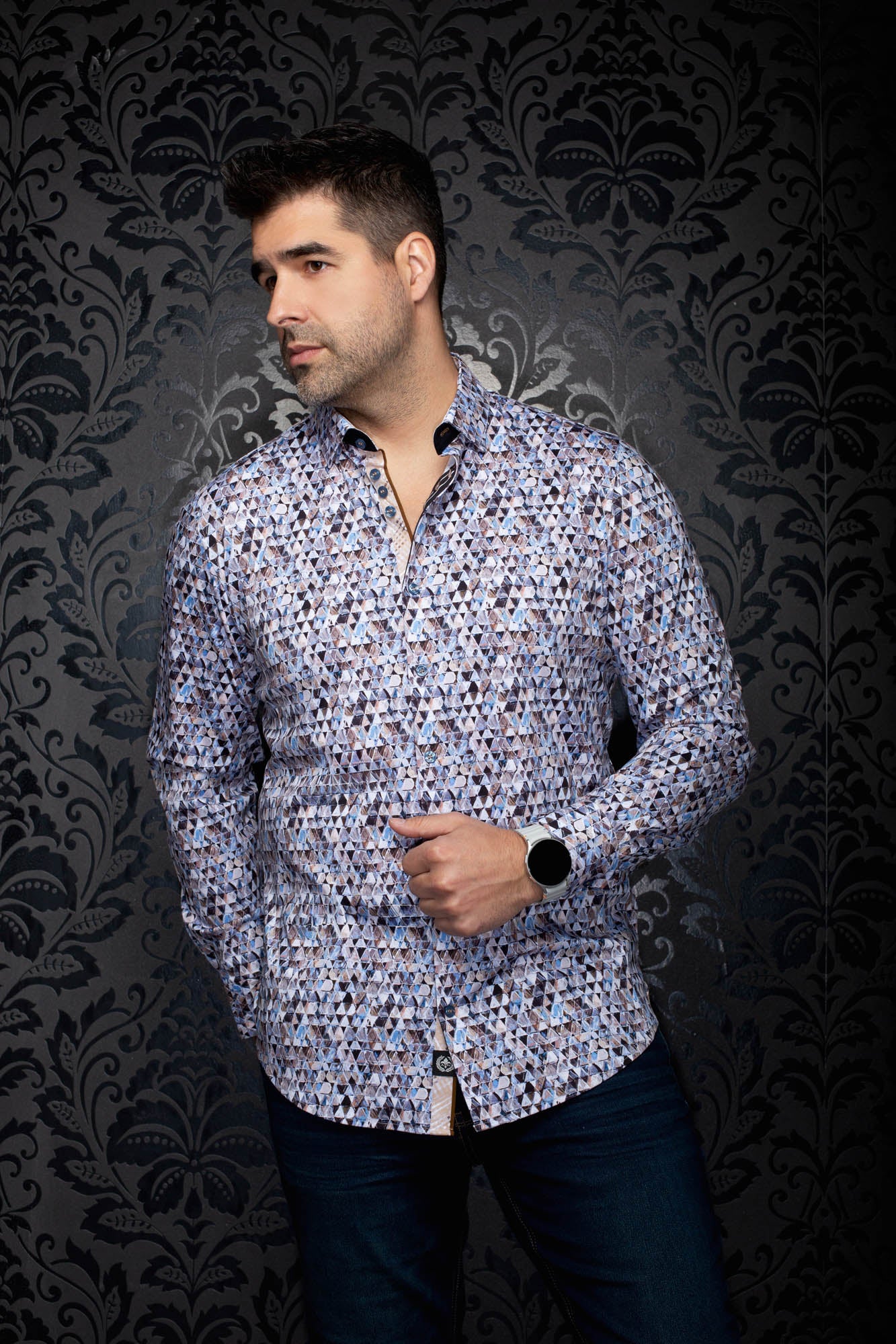 Vue en angle de la chemise boutonnée à motif géométrique bleu pâle et blanc, bord de col foncé pour homme par Au Noir