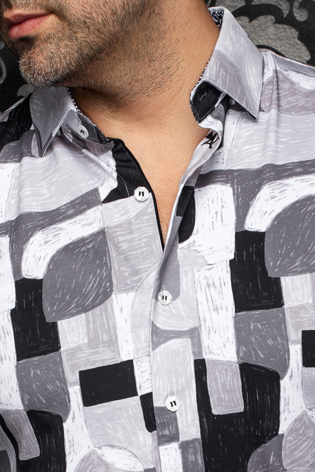 Chemise grise à imprimé abstrait, col ouvert et boutons blancs pour homme par Au Noir, en gros plan