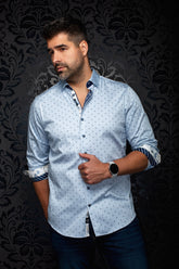 Chemise boutonnée bleu pâle sur modèle avec petits motifs feuilles marine, vue de face pour homme par Au Noir