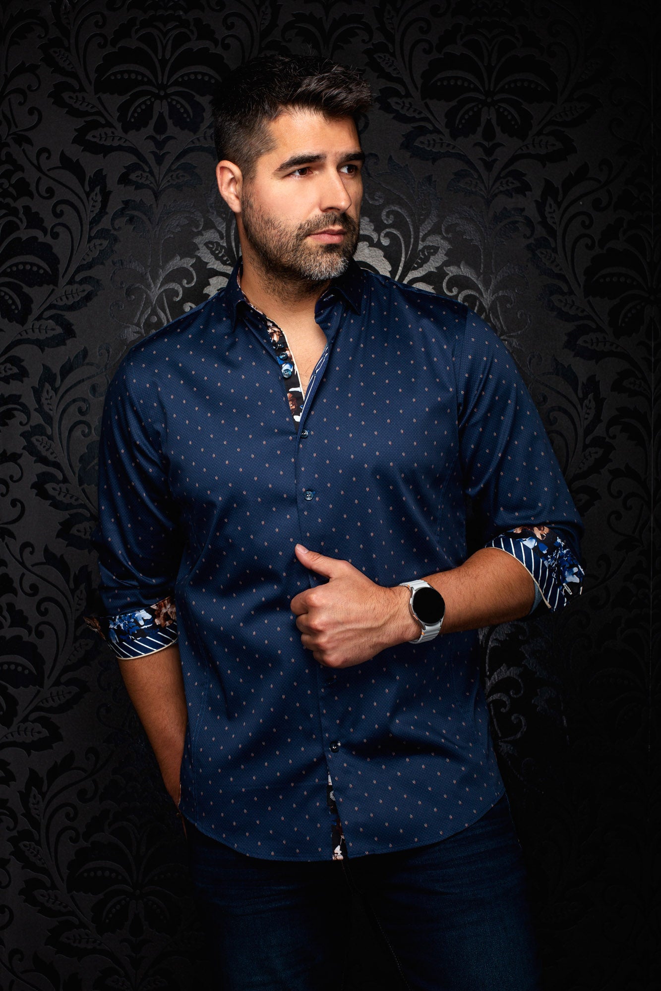 Chemise marine à motif avec poignets roulés et garniture imprimée contrastante pour homme par Au Noir, vue de face
