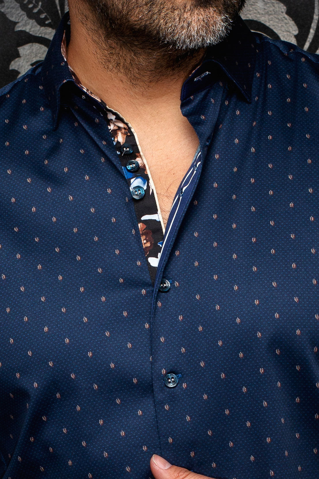 Chemise marine à motif, col ouvert et patte intérieure imprimée contrastante pour homme par Au Noir, en gros plan
