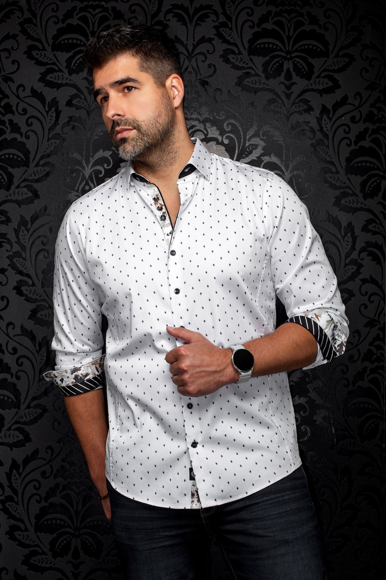 Chemise blanche boutonnée à petit motif noir, vue de face, poignets contrastants roulés pour homme par Au Noir