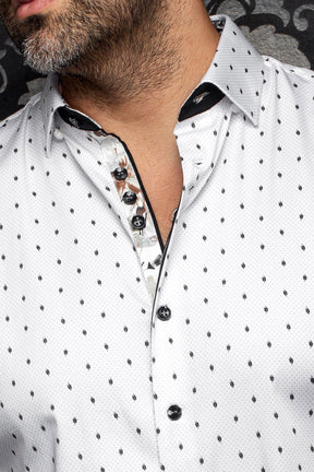 Col de chemise blanche à motif, boutons noirs et patte intérieure fleurie pour homme par Au Noir, en gros plan