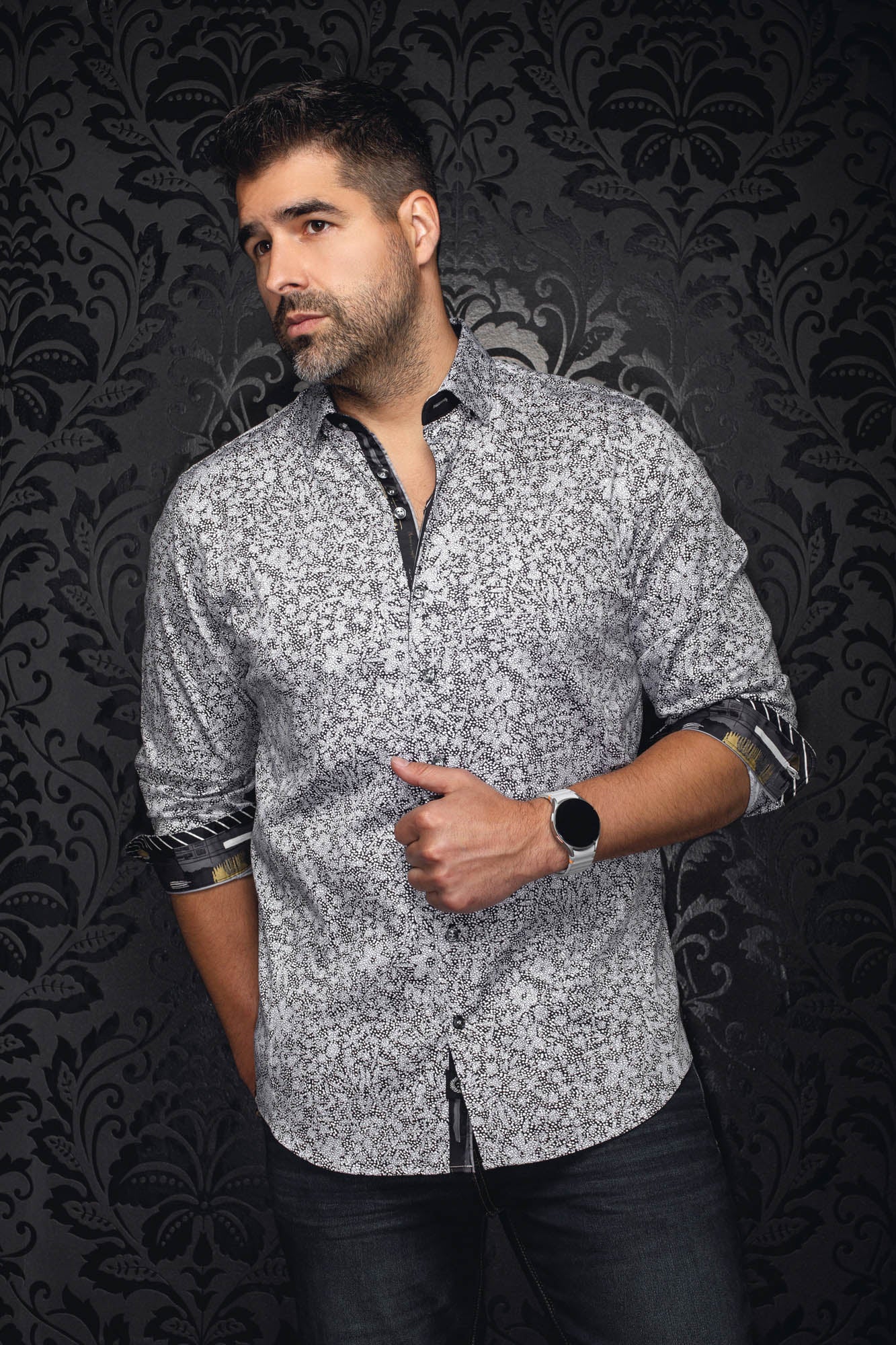 Vue avant sur modèle d’une chemise grise et noire à motif, poignets contrastants roulés pour homme par Au Noir