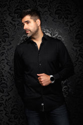 Vue de face sur mannequin d’une chemise noire texturée à boutons avec col pointu et boutons foncés pour homme par Au Noir