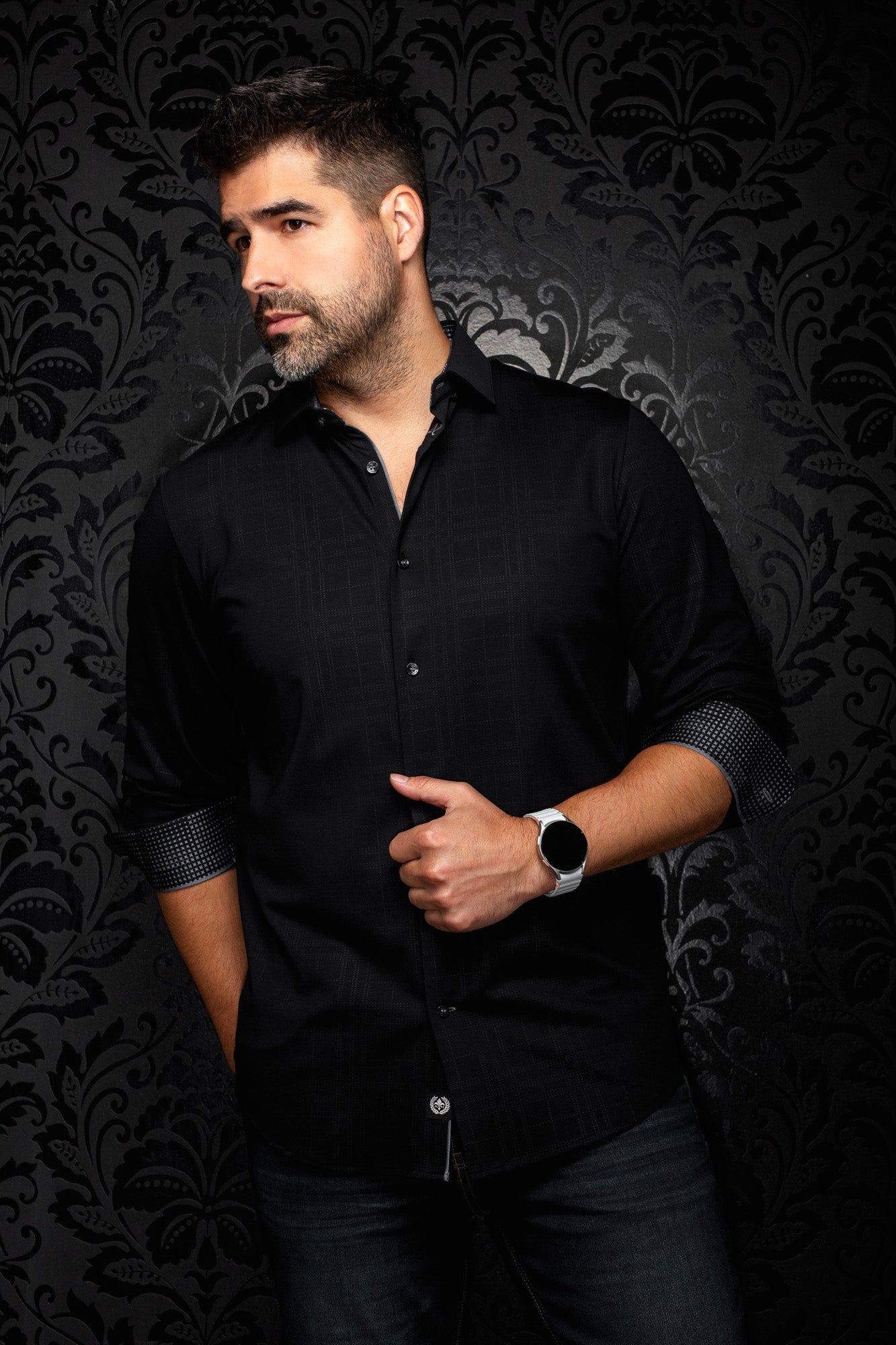 Vue de biais sur mannequin d’une chemise noire texturée à boutons, vue de cote pour homme par Au Noir