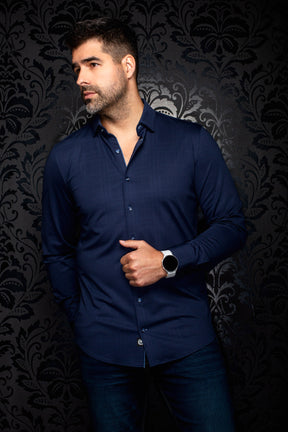 Vue en angle d’une chemise boutonnée bleu marine à motif quadrillé ton sur ton et ourlet courbé pour homme par Au Noir