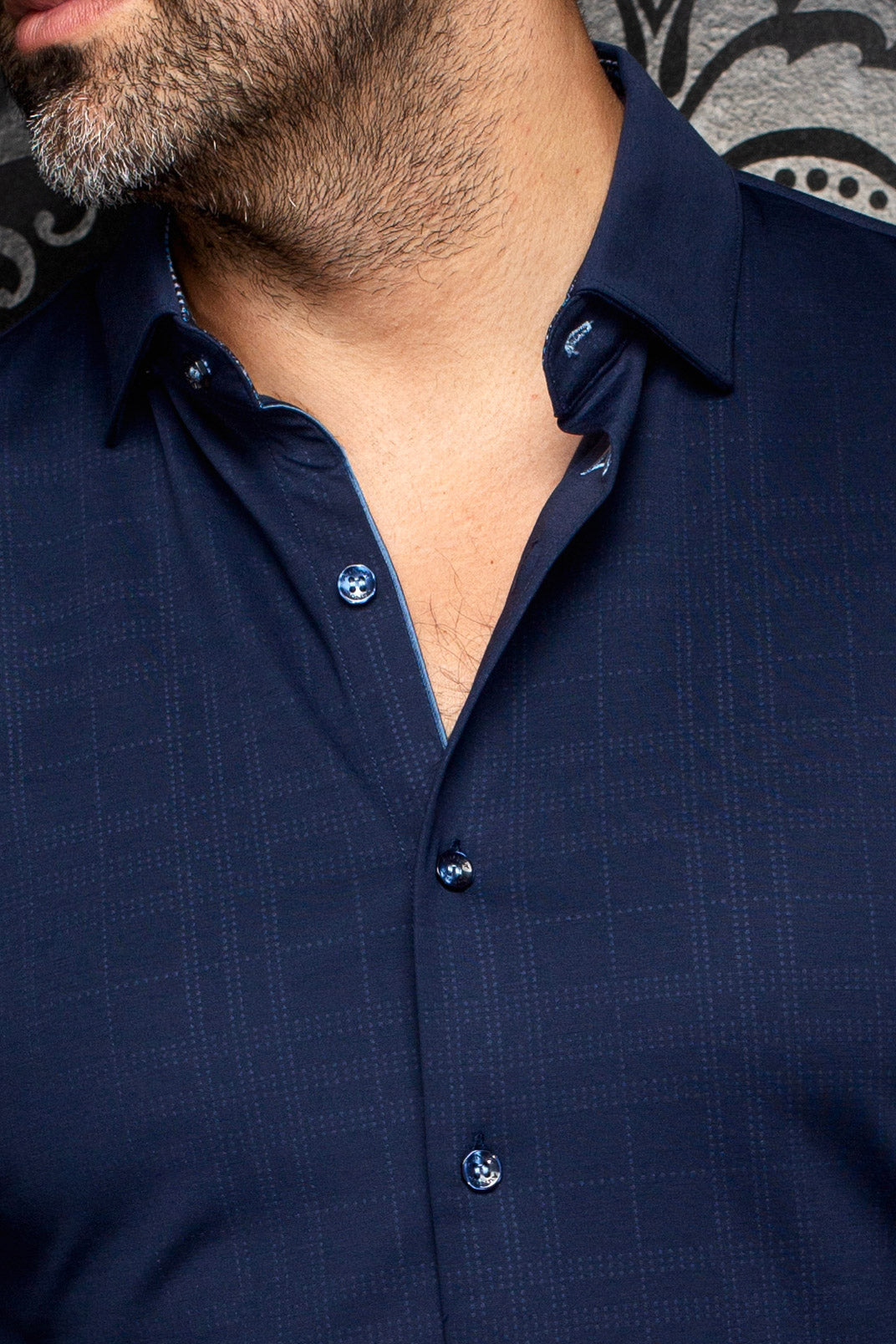 Chemise bleu marine, de la bordure bleue, des boutons lustrés et motif ton sur ton pour homme par Au Noir, en gros plan