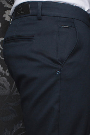 Au Noir men's navy chino pants back waistband, welt pockets, logo patch, and light blue stitching, close-up