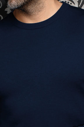 Au Noir men's navy crewneck knit cashmere sweater showing ribbed collar and fine texture, close-up