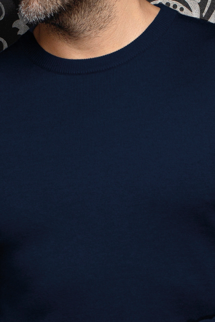 Au Noir men's navy crewneck knit cashmere sweater showing ribbed collar and fine texture, close-up