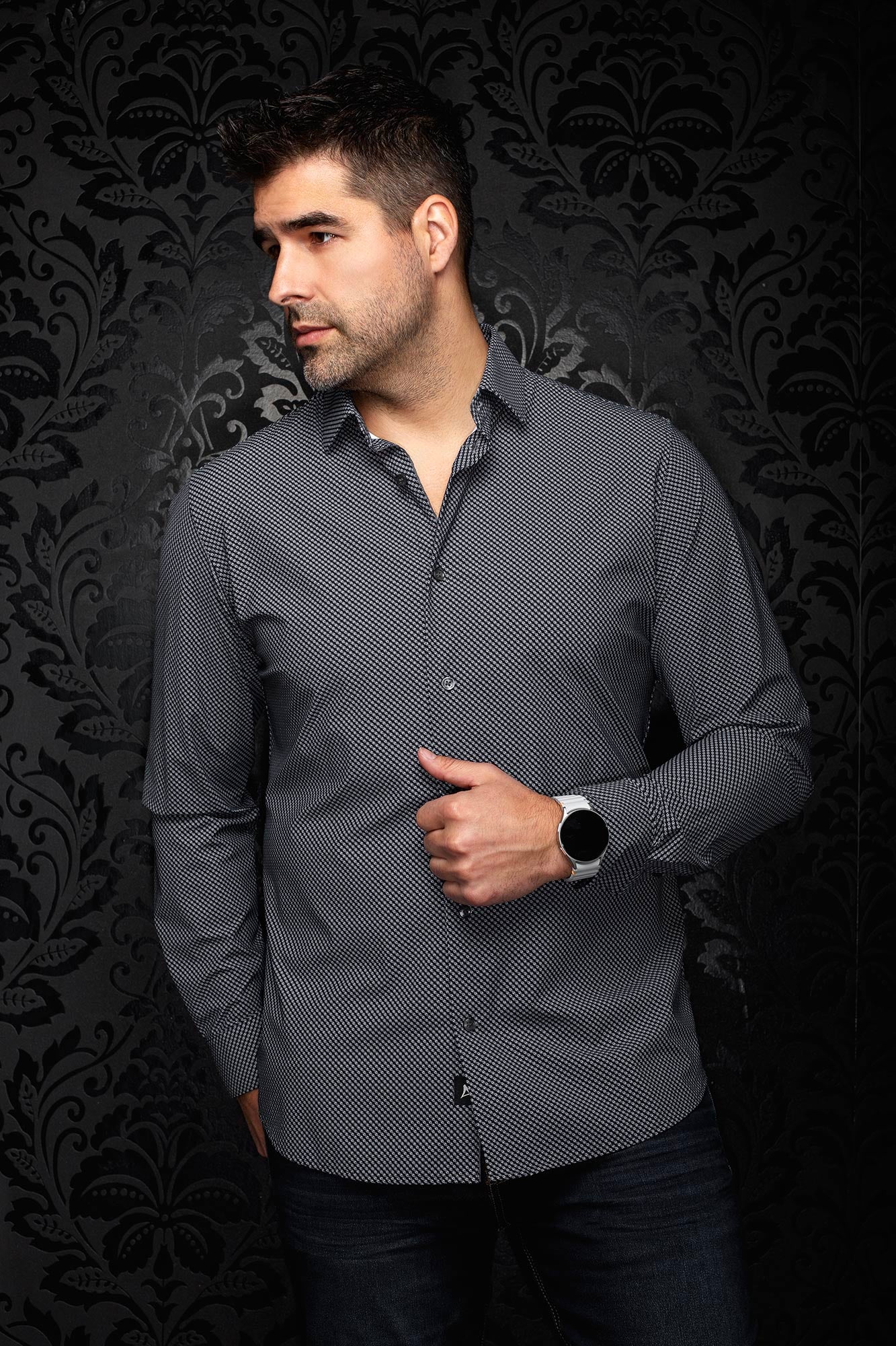Chemise de performance grise à micro-motif, col ouvert et manches longues pour homme par Au Noir, vue de face sur mannequin
