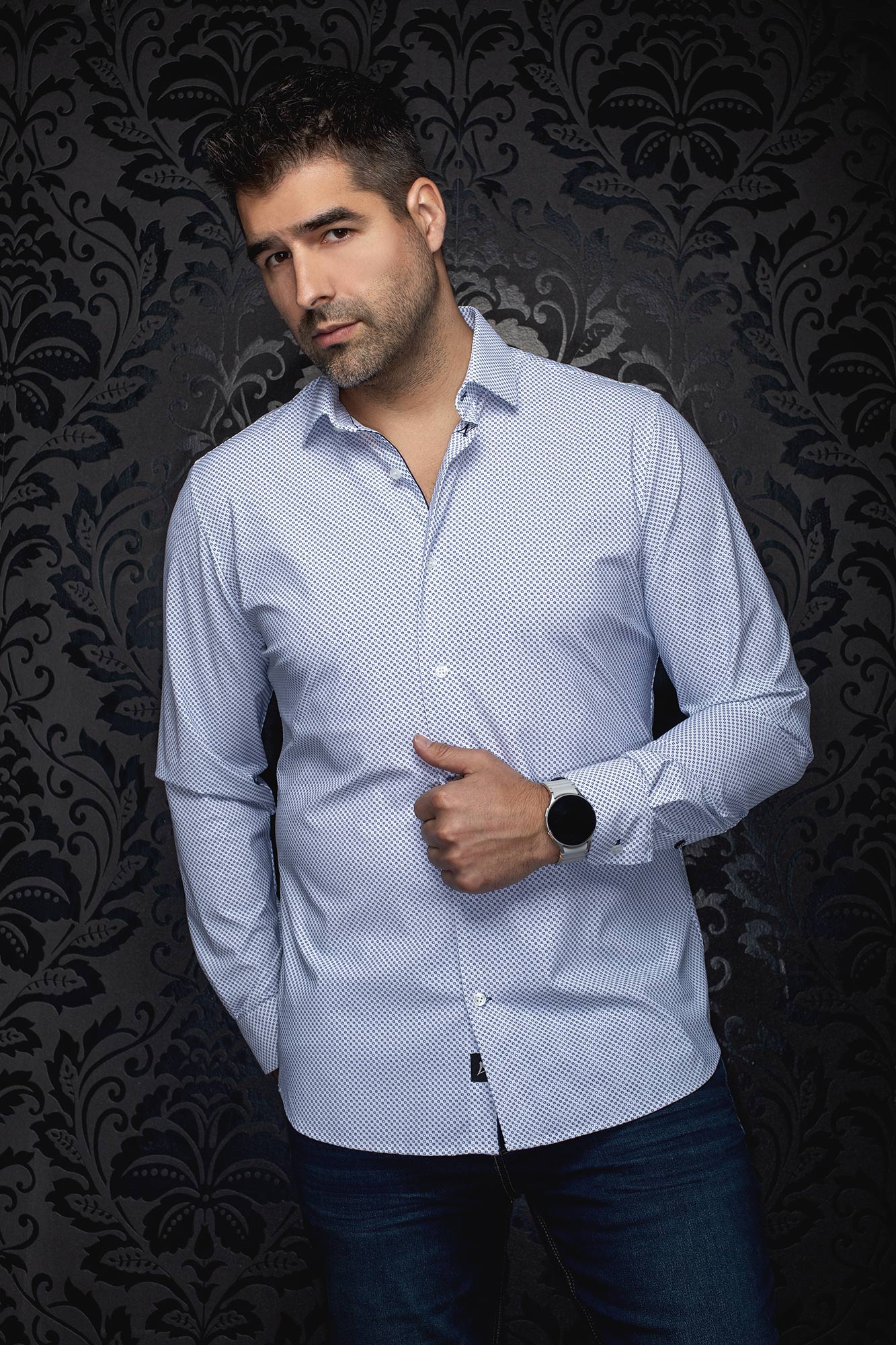 Vue de face d’une chemise performance boutonnée bleu pâle à manches longues, à micro-imprimé marine pour homme par Au Noir