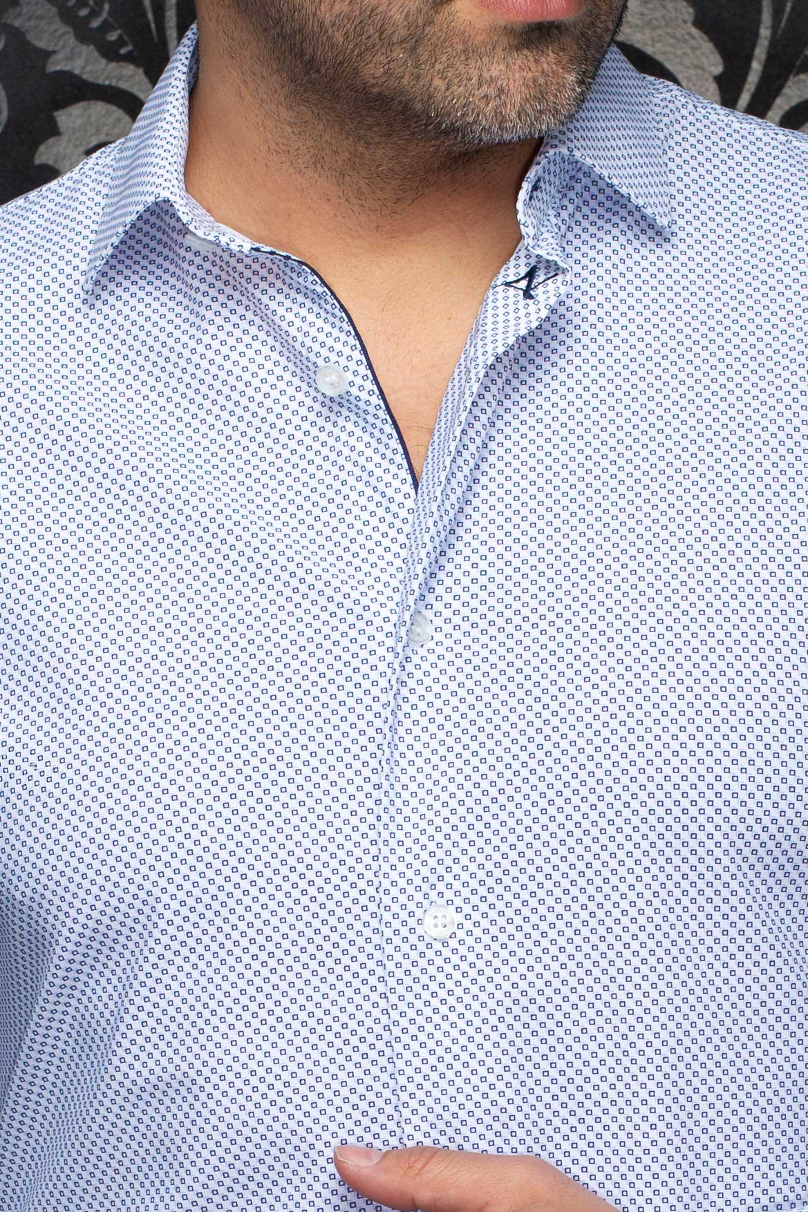Chemise performance bleue pâle à motif, avec col évasé, boutons et passepoil foncé pour homme par Au Noir, en gros plan