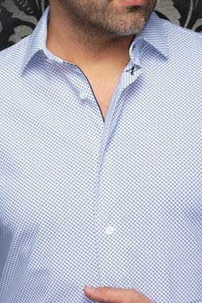 Chemise performance bleue pâle à motif, avec col évasé, boutons et passepoil foncé pour homme par Au Noir, en gros plan