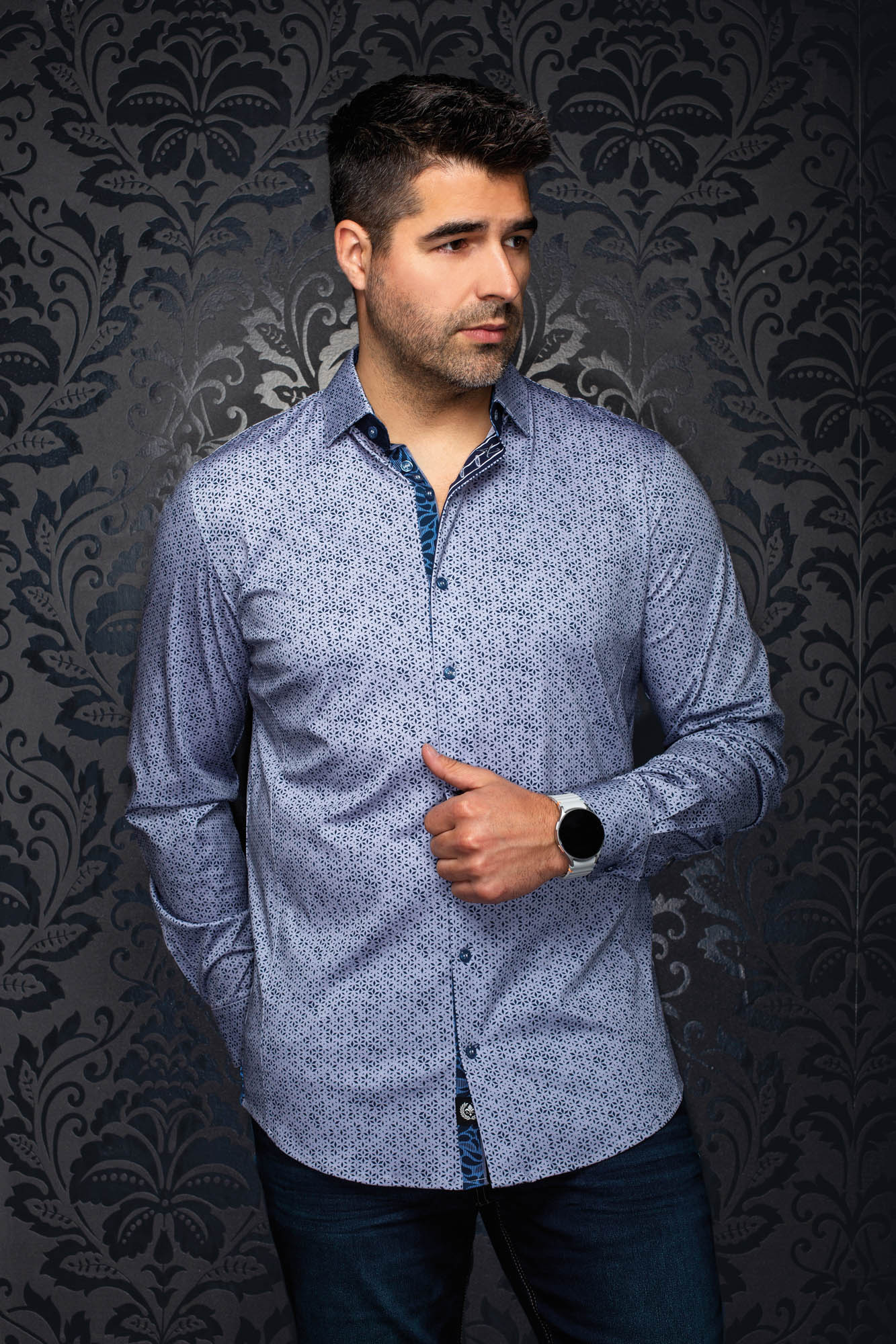 Chemise boutonnée bleu pâle à motif, vue de face avec manches longues et patte contrastante foncée pour homme par Au Noir