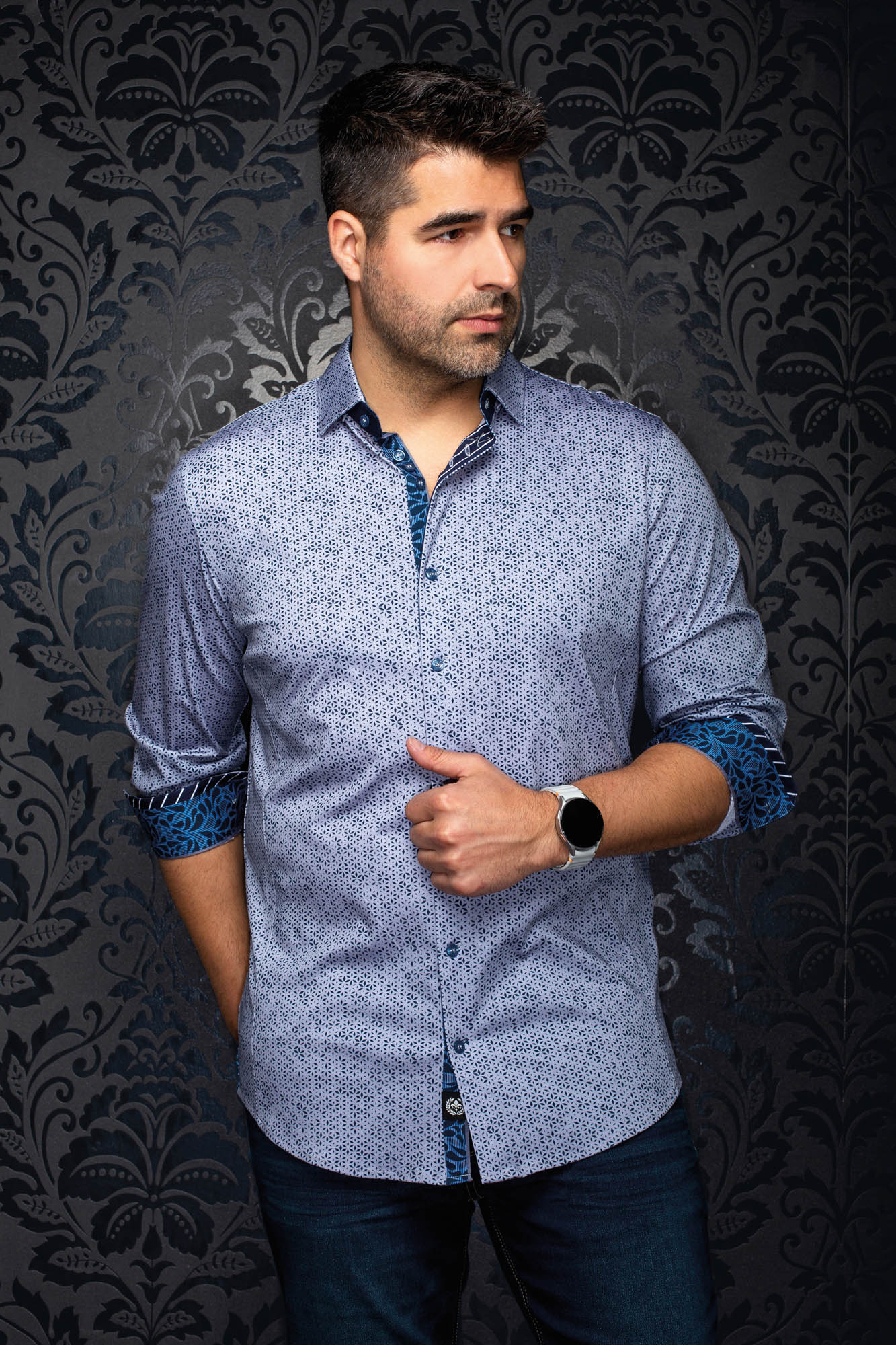 Chemise boutonnée bleu pâle à motif, vue de face avec manches roulées et poignets bleus contrastants pour homme par Au Noir