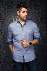 Chemise boutonnée bleu pâle à motif, vue de face avec manches roulées et poignets bleus contrastants pour homme par Au Noir