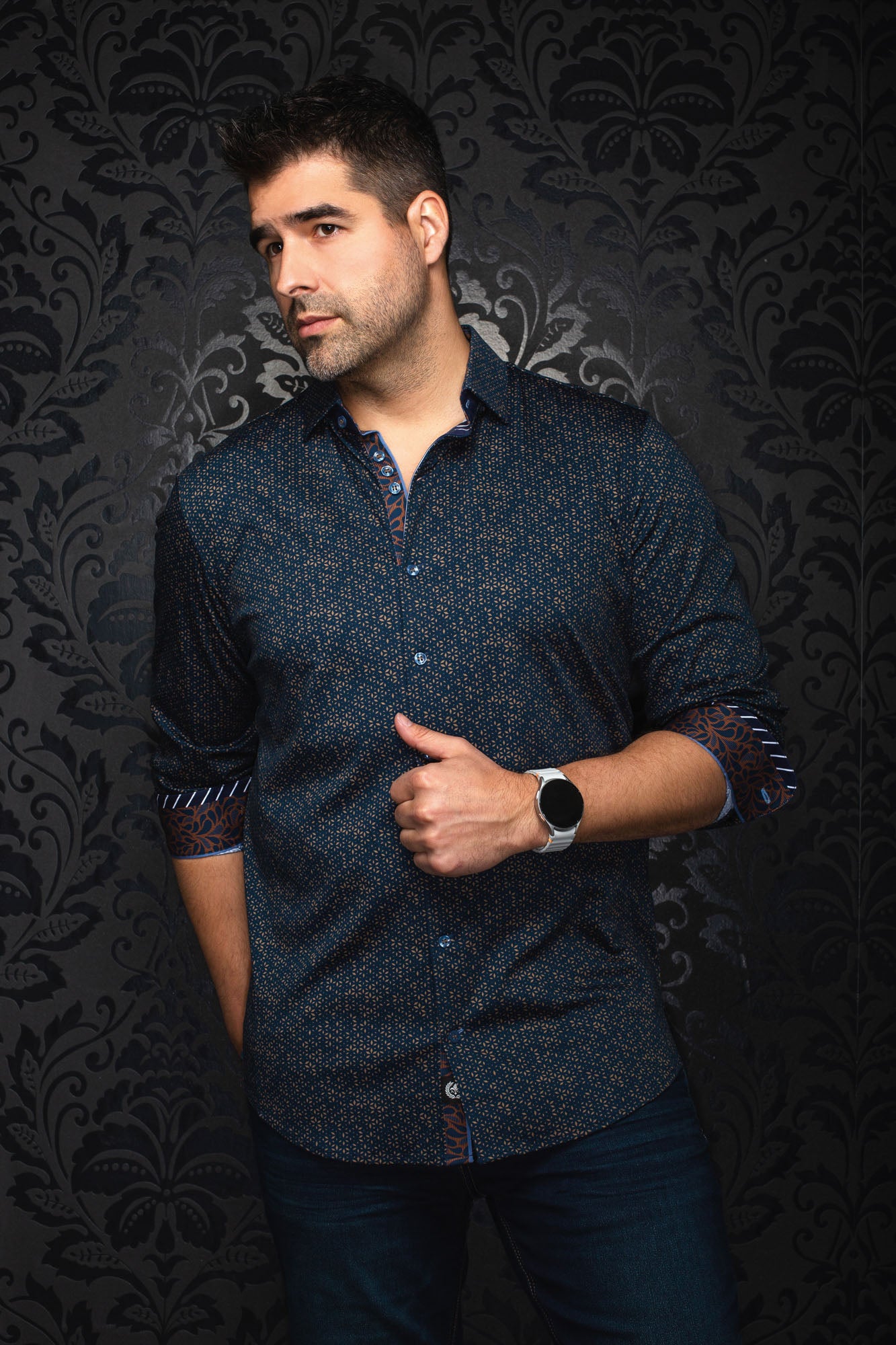 Chemise boutonnée bleu marine à motif, vue avant en angle avec poignets roulés orange pour homme par Au Noir