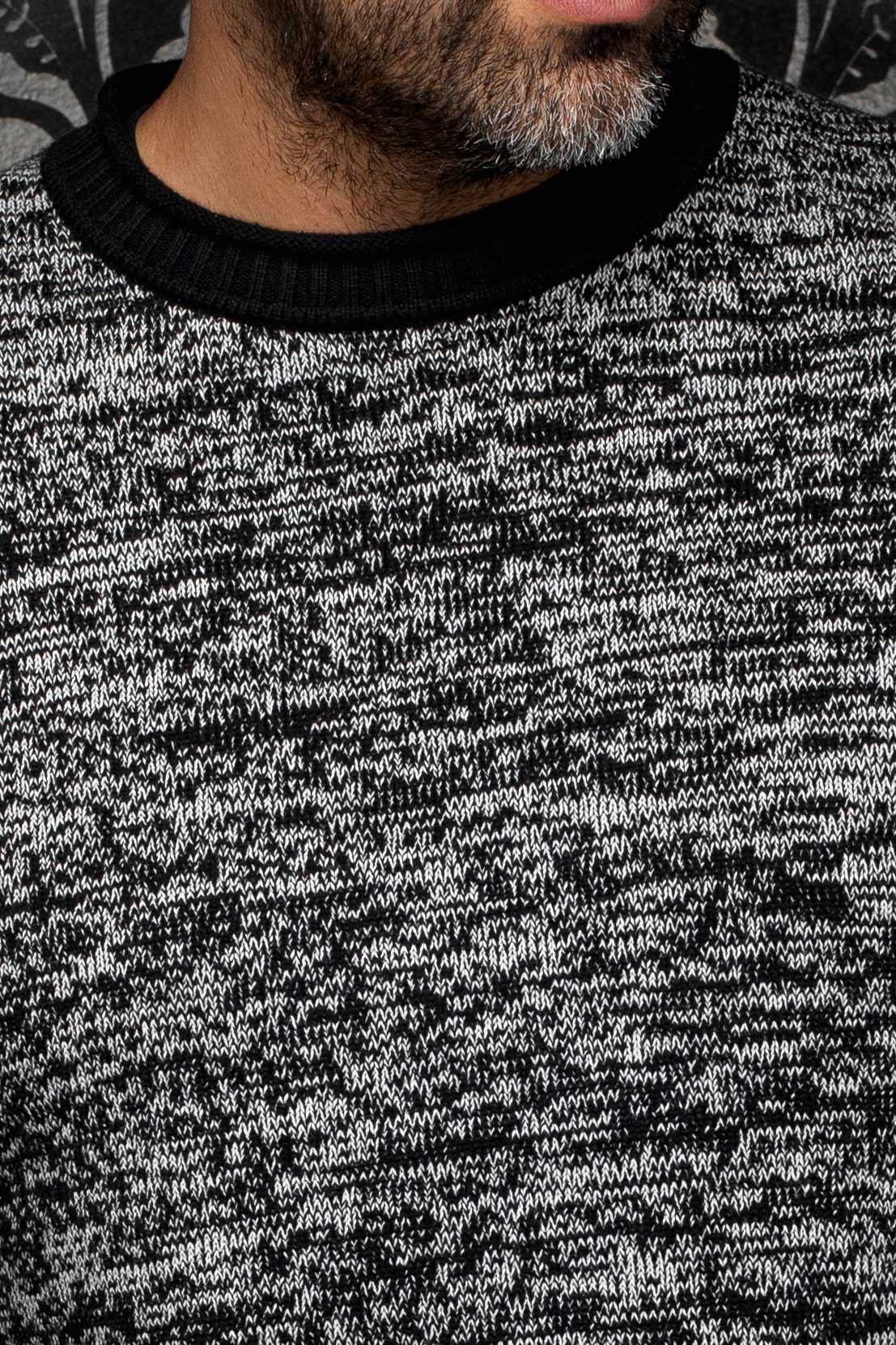 Au Noir men's gray marled knit cashmere sweater showing the black ribbed crew neck and textured yarn, close-up